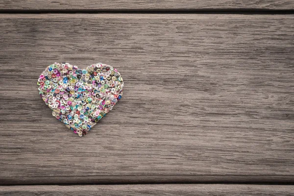 Corazón de amor colorido sobre fondo de madera con espacio para texto —  Fotos de Stock