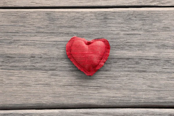 Símbolo rojo del corazón de San Valentín sobre fondo de madera — Foto de Stock