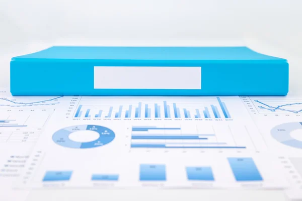 Carpeta azul en blanco con gráfico analítico e informes comerciales —  Fotos de Stock