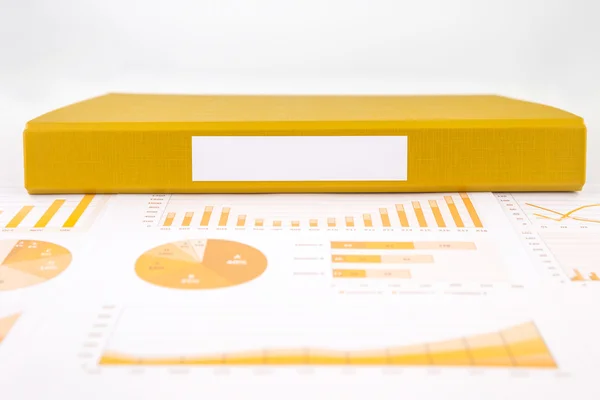 Pasta amarela em branco com gráfico de negócios e resumo — Fotografia de Stock