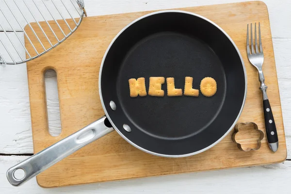 Αλφάβητο μπισκότα λέξη Hello και μαγειρικά σκεύη — Φωτογραφία Αρχείου