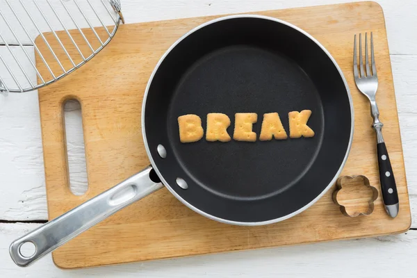 Palavra de biscoitos de alfabeto BREAK instalando na panela — Fotografia de Stock