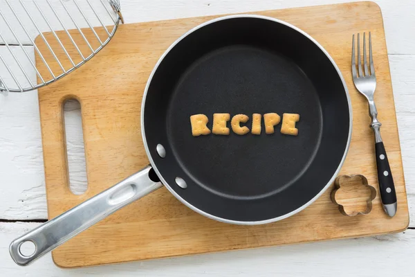 Alphabet biscuits mot RECIPE et ustensiles de cuisine Images De Stock Libres De Droits