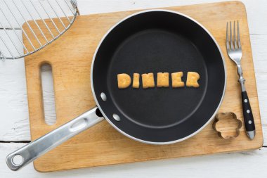 Alfabe kraker tavada koyarak yemek kelime