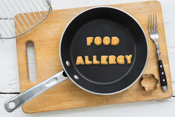 Lettera biscotti parola ALIMENTI ALLERGIA ALIMENTARE e utensili da cucina . — Foto Stock