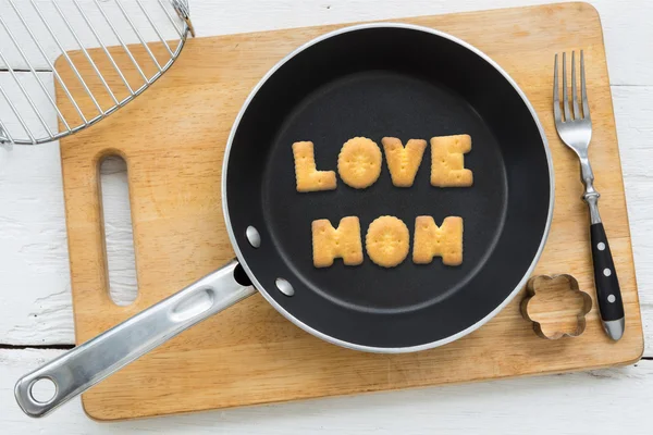 Brev cookies ordet kärlek mamma och köksredskap — Stockfoto