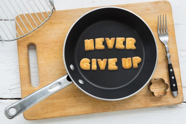 Carta cookies citação NUNCA GIVE UP e utensílios de cozinha — Fotografia de Stock