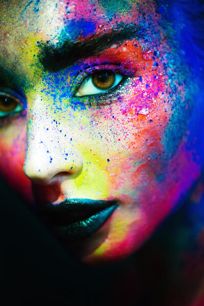 красивый и яркий макияж
