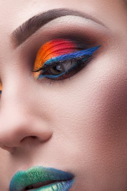 Şık ve parlak makyaj