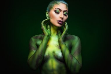 imitasyon yılan derisi kadın