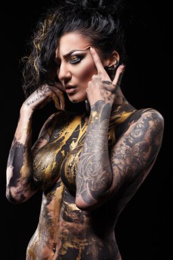 agresif ve seksi kadın