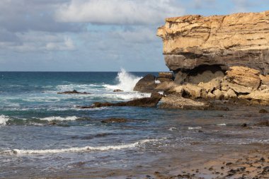 La Pared sahilindeki okyanus manzarası. Playa de la Pared 'deki açık deniz, dalgalar, kayalıklar ve sahil manzarası - Kanarya Adaları, Fuerteventura, İspanya. 