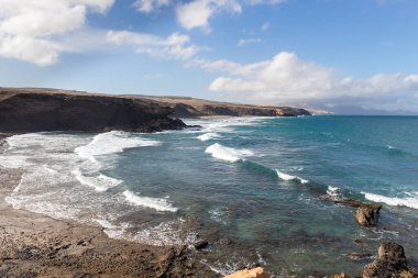 La Pared sahilindeki okyanus manzarası. Playa de la Pared 'deki açık deniz, dalgalar, kayalıklar ve sahil manzarası - Kanarya Adaları, Fuerteventura, İspanya. 