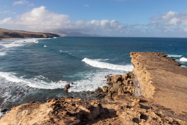 La Pared sahilindeki okyanus manzarası. Playa de la Pared 'deki açık deniz, dalgalar, kayalıklar ve sahil manzarası - Kanarya Adaları, Fuerteventura, İspanya. 