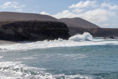 Aju sahilindeki okyanus manzarası. Playa de Aju 'daki açık deniz, dalgalar, kayalıklar ve sahil manzarası - Kanarya Adaları, Fuerteventura, İspanya. 