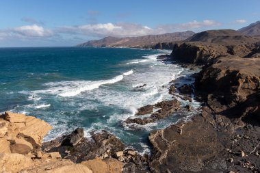 La Pared sahilindeki okyanus manzarası. Playa de la Pared 'deki açık deniz, dalgalar, kayalıklar ve sahil manzarası - Kanarya Adaları, Fuerteventura, İspanya. 