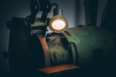 Yeşil Elektrik öğütme makinesi. Sanayi Kıyma Makinesi atölyesinde. Bankta ışıkla öğütme makinesini kapat.