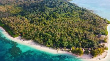 Siandang Adası 'na farklı bir açıyla yaklaşan sivil hava aracı, tropikal sularda hareketli ve dinamik kamera hareketleriyle ilerliyor..