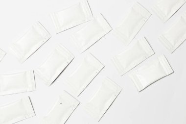 Beyaz arka planda beyaz keselerin yakın çekim kompozisyonu.