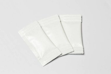 Beyaz arka planda beyaz keselerin yakın çekim kompozisyonu.