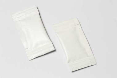 Beyaz arka planda beyaz keselerin yakın çekim kompozisyonu.