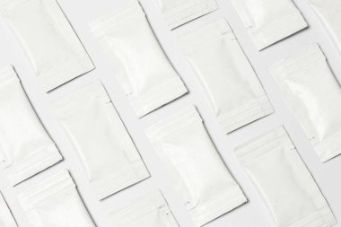 Beyaz arka planda beyaz keselerin yakın çekim kompozisyonu.