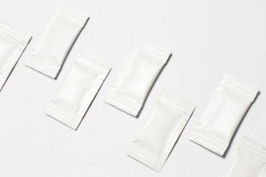 Beyaz arka planda beyaz keselerin yakın çekim kompozisyonu.