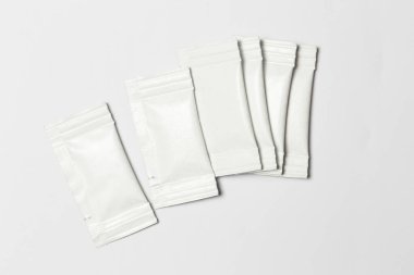 Beyaz arka planda beyaz keselerin yakın çekim kompozisyonu.