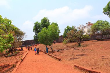 Candolim, Goa, Hindistan - 11 Nisan 2015: Antik kale Aguada ve 17 yüzyılda inşa edilmiş deniz feneri.