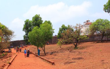 Candolim, Goa, Hindistan - 11 Nisan 2015: Antik kale Aguada ve 17 yüzyılda inşa edilmiş deniz feneri.