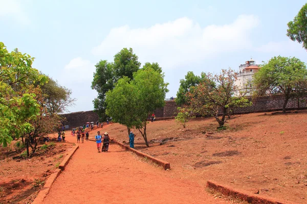 Candolim, Goa, Hindistan - 11 Nisan 2015: Antik kale Aguada ve 17 yüzyılda inşa edilmiş deniz feneri.