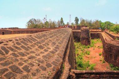 Candolim, Goa, Hindistan - 11 Nisan 2015: Antik kale Aguada ve deniz feneri 17 yüzyılda inşa edilmiş.
