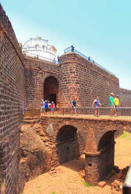 Candolim, Goa, Hindistan - 11 Nisan 2015: Antik kale Aguada ve deniz feneri 17 yüzyılda inşa edilmiş.