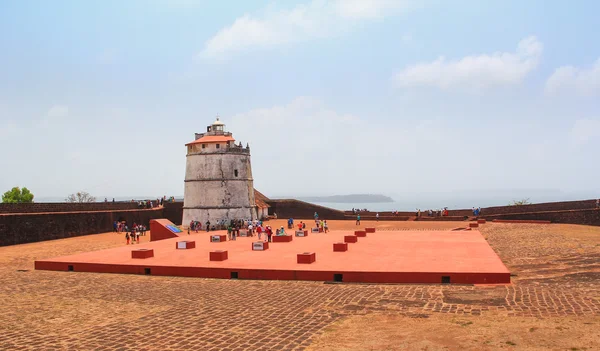 CANDOLIM, GOA, ÍNDIA 11 ABR 2015: Forte Aguada antigo e farol foi construído no século XVII. Localizado em Candolim, na foz do rio Mandovi, que flui para o Mar Arábico . — Fotografia de Stock