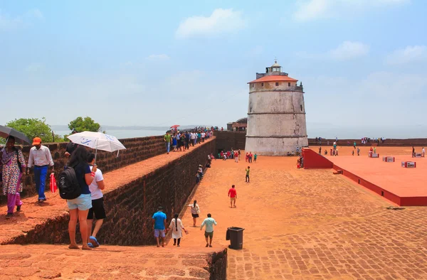 CANDOLIM, GOA, INDIA - 11 APR 2015: Ancient Fort Aguada and lighthouse built in the 17th century. — Stock Photo, Image