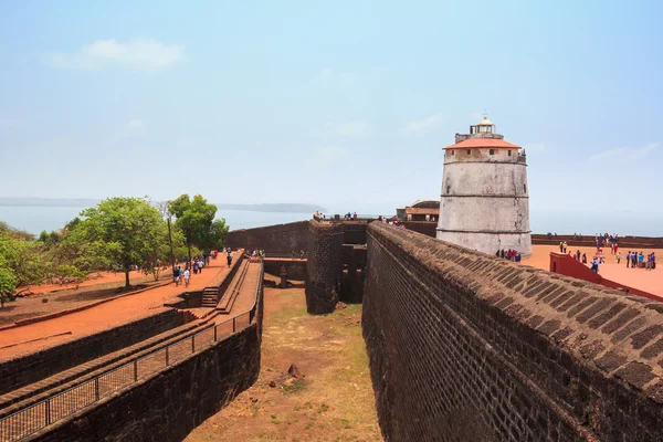 Candolim, Goa, India - 11 Apr 2015: oude Fort Aguada en vuurtoren werd gebouwd in de 17e eeuw. Gelegen aan de monding van de rivier de Mandovi, die in de Arabische Zee uitmondt in Candolim. — Stockfoto