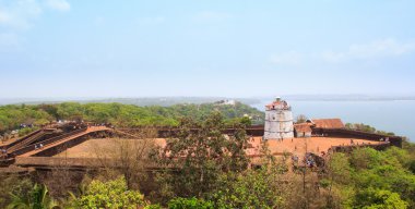 Aguada Kalesi ve eski deniz feneri Panoraması. Bu kale de korunur ve popüler turistik yer.