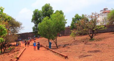 Candolim, Goa, Hindistan - 11 Nisan 2015: tanımlanamayan turist yürümek yakınındaki Fort Aguada Goa, Hindistan.