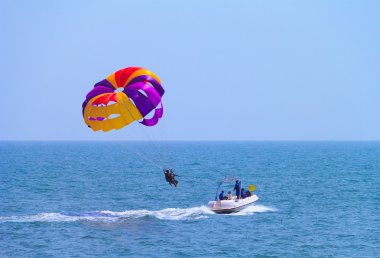 Goa - Candolim plajda Hint doğa sporları parasailing.
