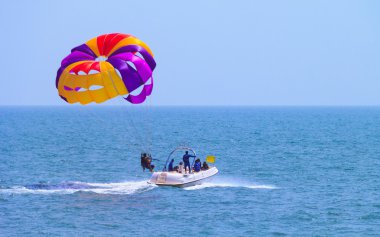 Goa, Hindistan Candolim plajda parasailing turist.