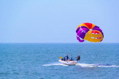 Turistler parasailing - Goa, Hindistan Candolim Beach Tatil gezginler, popüler eğlence.