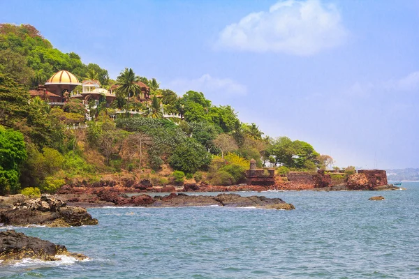 Detached house millionaire on the shores of the Arabian Sea, Goa, India — Stock Photo, Image