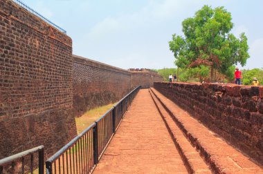 Candolim, Goa, Hindistan - 11 Nisan 2015: eski Fort Aguada ve deniz feneri Goa, Hindistan 17 yüzyılda inşa edilmiş.