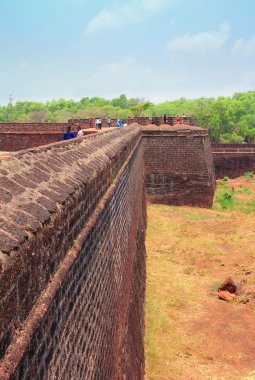 Candolim, Goa, Hindistan - 11 Nisan 2015: Goa, Hindistan fort Aguada güçlü duvarlar. Binlerce turist ziyaret etmek günlük bu popüler cazibe.