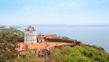 Eski Aguada Kalesi ve deniz feneri Goa, Hindistan 17 yüzyılda inşa edilmiş.