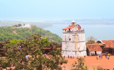 Aguada Kalesi ve eski deniz feneri 17 yüzyılda inşa edilmiş. Bu fort iyi korunmuştur.