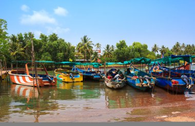 Sinquerim-Candolim tekne sahipleri Derneği Goa, Hindistan. Tekneler limanda vardır.
