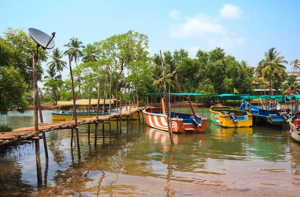 Molo in bambù e imbarcazioni da diporto. Gita in barca - intrattenimento popolare ai viaggiatori in vacanza . — Foto Stock