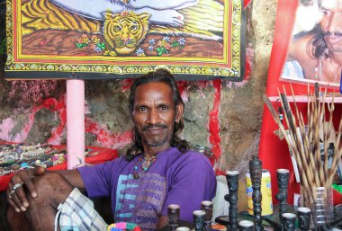 Anjuna, Goa, Hindistan, 22 Kasım 2014: Hediyelik eşya satıcı bekler müşteriler gece piyasada Goa, Hindistan.