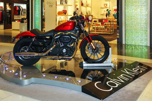 ABU DHABI, Emirados Árabes Unidos, 12 NOV 2014: A moto vermelha Harley Davidson está no aeroporto internacional em Abu Dhabi, Emirados Árabes Unidos . — Fotografia de Stock